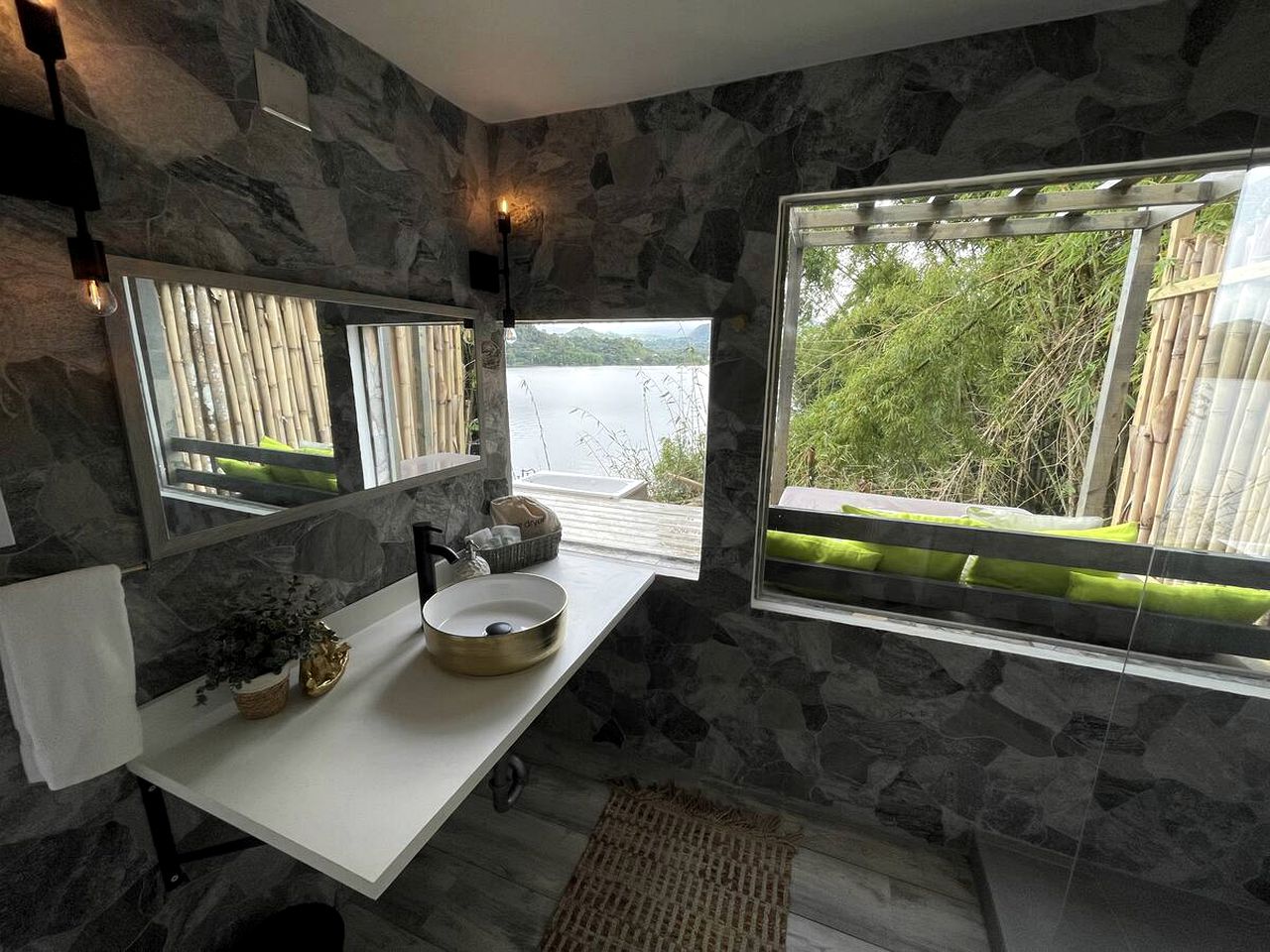 Bubble Lodge Lux/Lake Front/Wifi in Utuado, Utuado