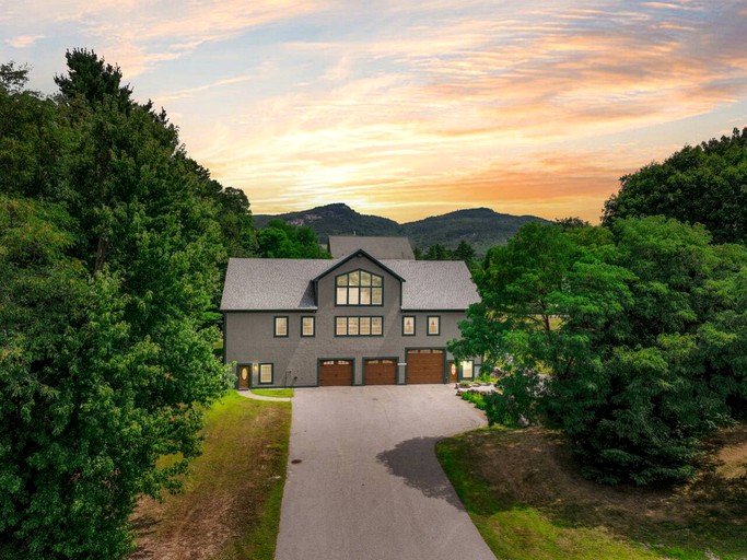 Luxury North Conway Retreat with Hot Tub, Pool Table & Patio near Downtown, New Hampshire