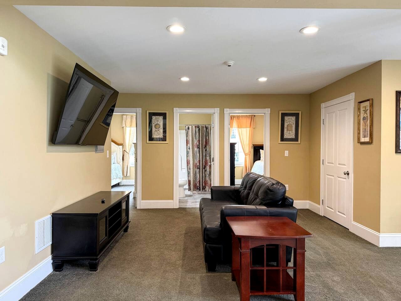 Luxury North Conway Retreat with Hot Tub, Pool Table & Patio near Downtown, New Hampshire