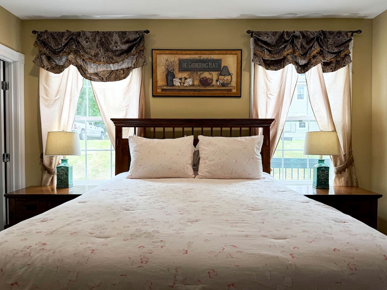 Luxury North Conway Retreat with Hot Tub, Pool Table & Patio near Downtown, New Hampshire