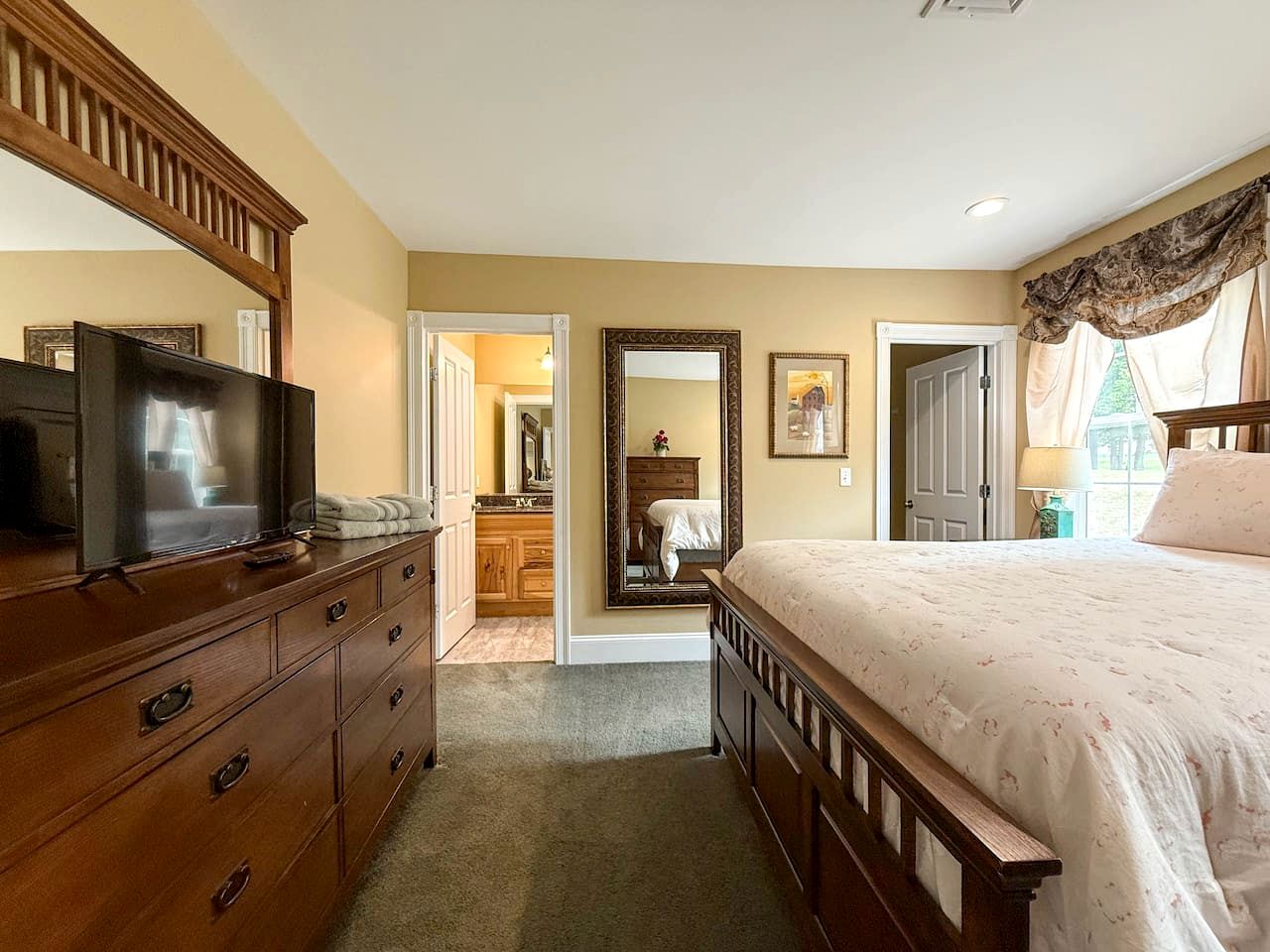 Luxury North Conway Retreat with Hot Tub, Pool Table & Patio near Downtown, New Hampshire
