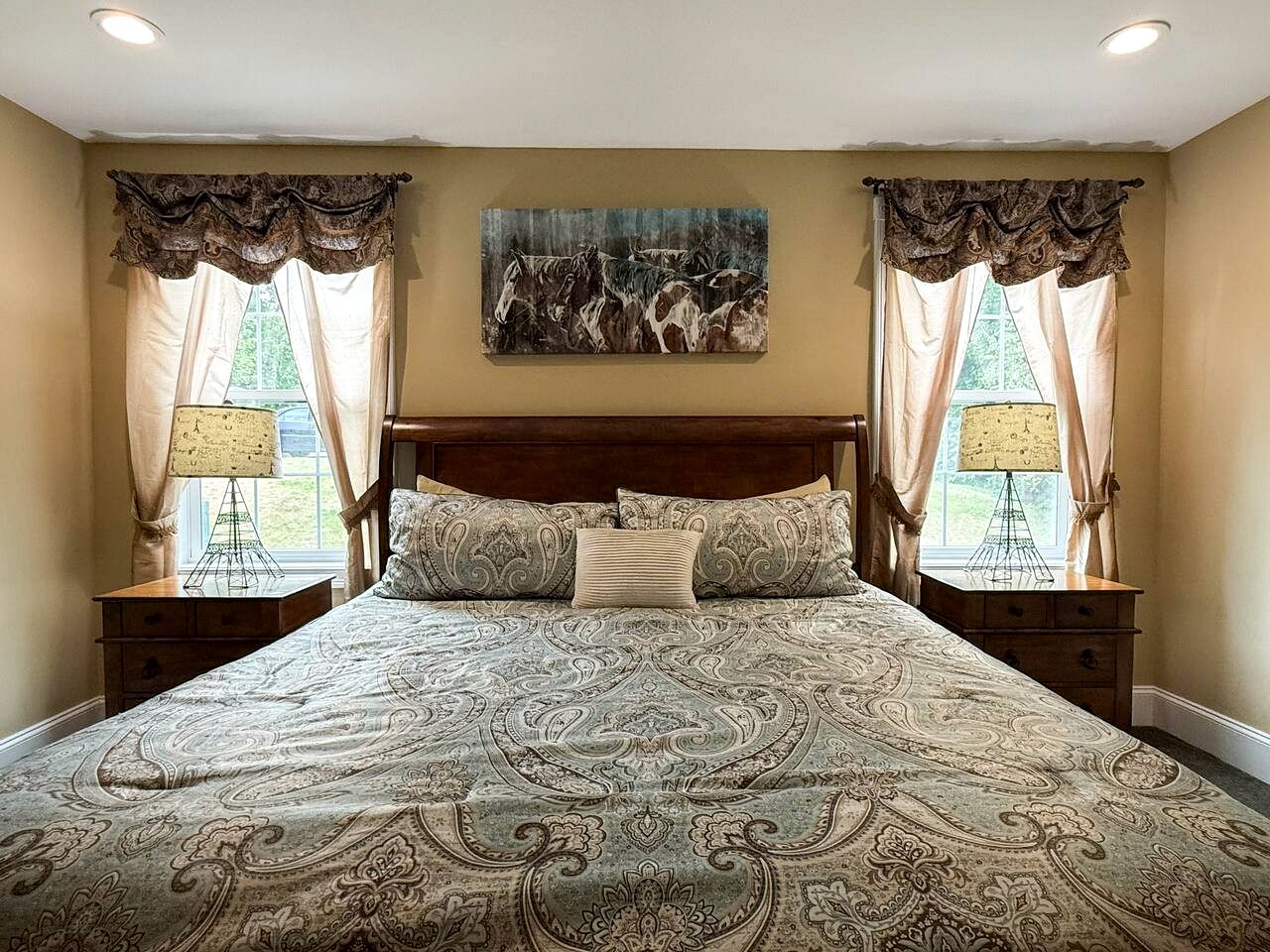 Luxury North Conway Retreat with Hot Tub, Pool Table & Patio near Downtown, New Hampshire