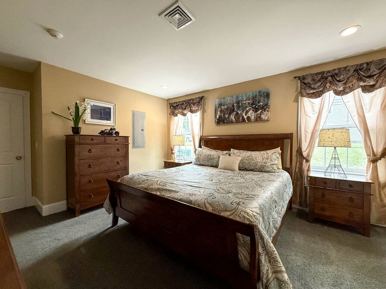 Luxury North Conway Retreat with Hot Tub, Pool Table & Patio near Downtown, New Hampshire