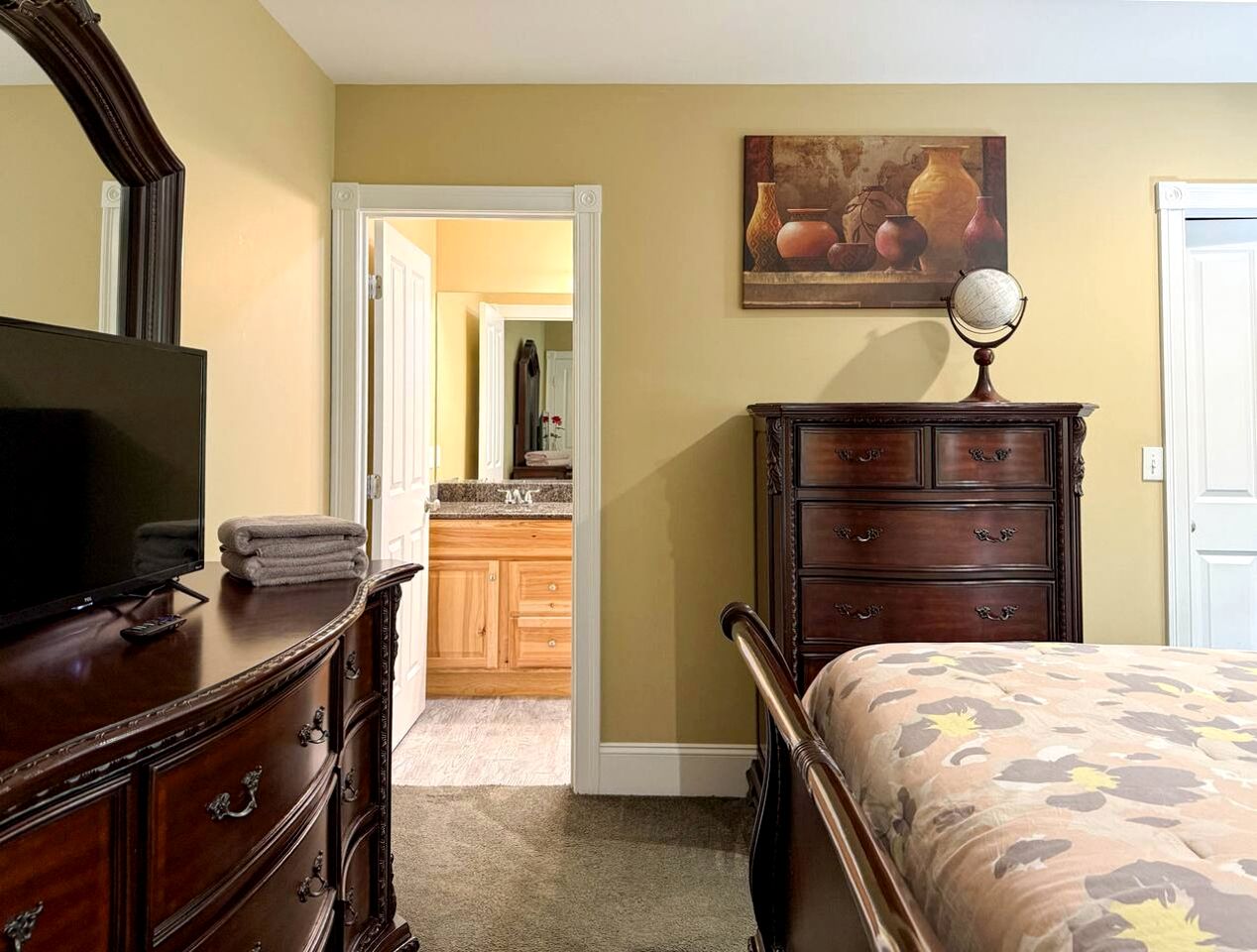 Luxury North Conway Retreat with Hot Tub, Pool Table & Patio near Downtown, New Hampshire