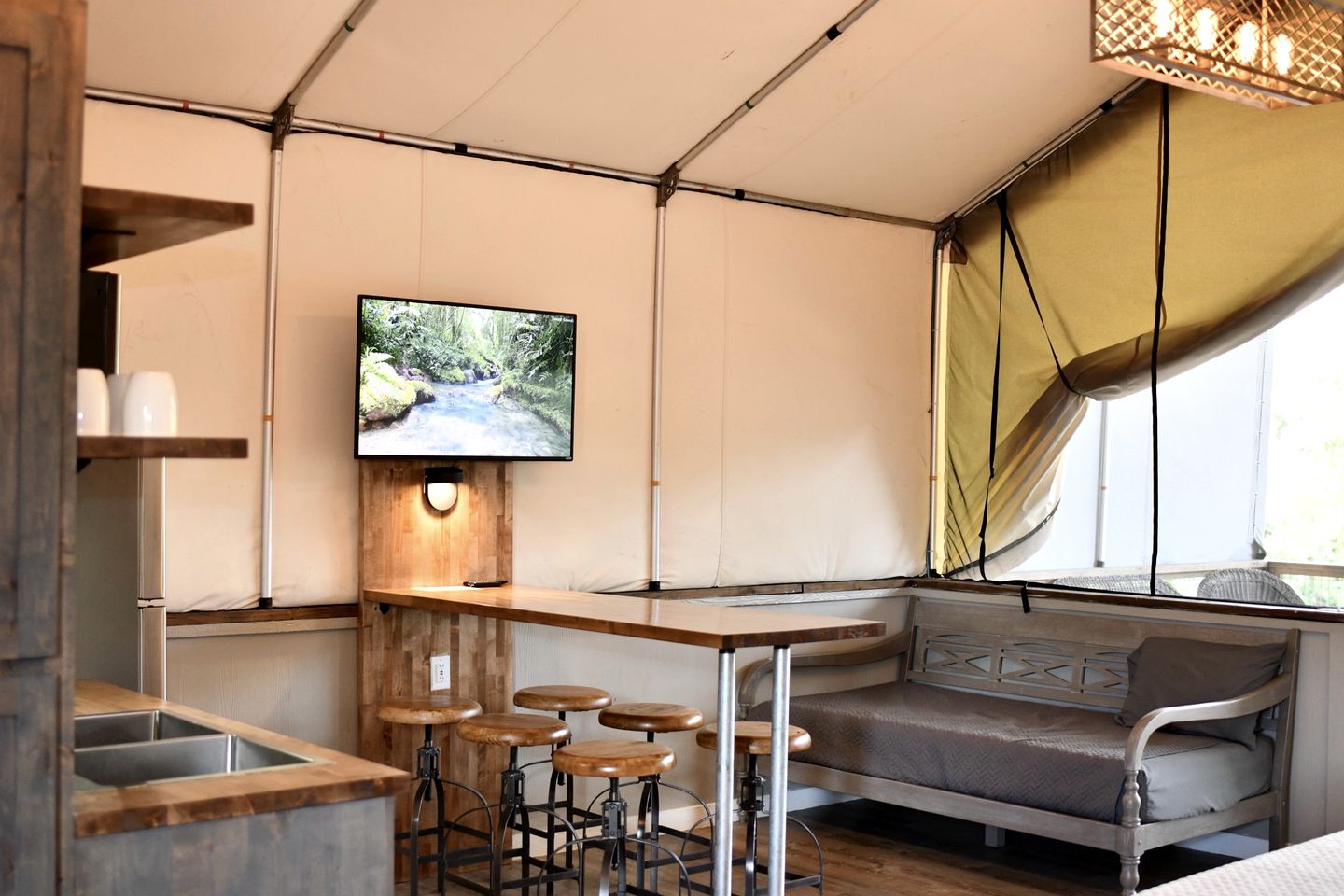 Cibolo Family Getaway: Waterfront Tented Cabin for a Glamping Holiday