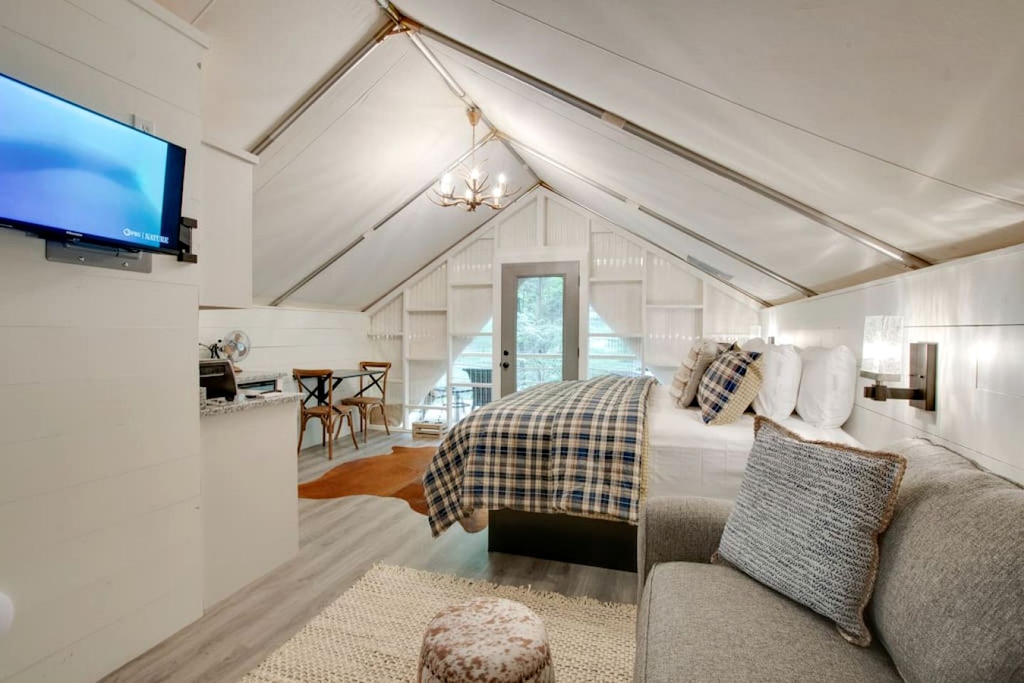 Luxury Glamping Tent with Jacuzzi on the Deck in Alabama