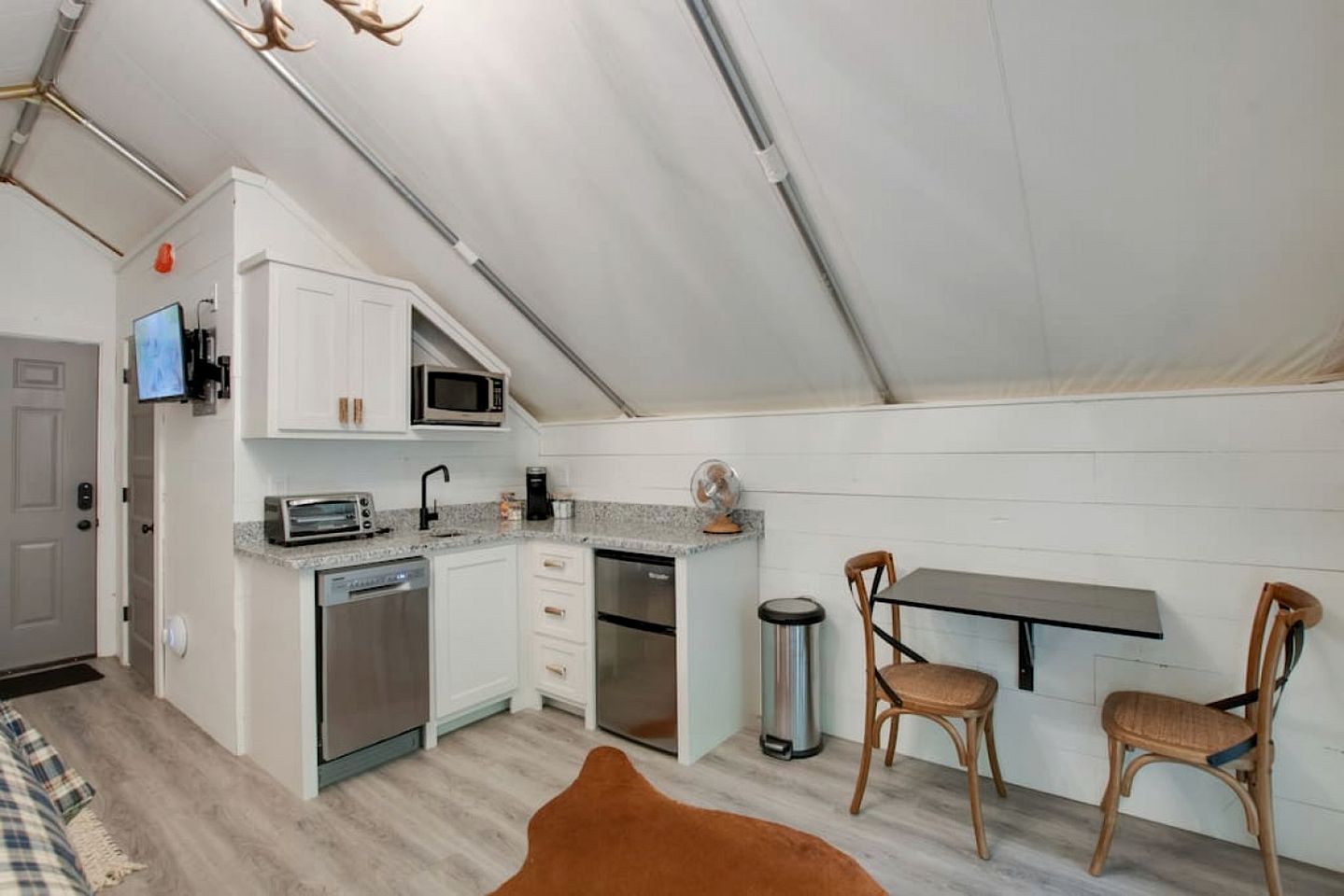 Luxury Glamping Tent with Jacuzzi on the Deck in Alabama