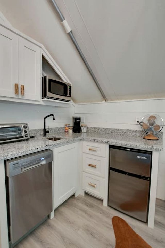 Luxury Glamping Tent with Jacuzzi on the Deck in Alabama