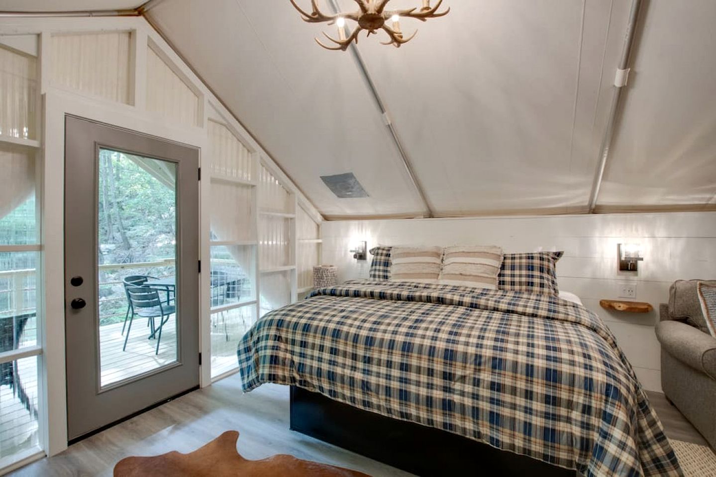 Luxury Glamping Tent with Jacuzzi on the Deck in Alabama