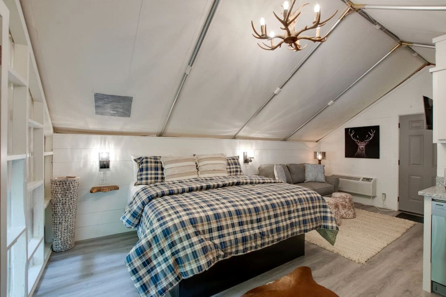 Luxury Glamping Tent with Jacuzzi on the Deck in Alabama