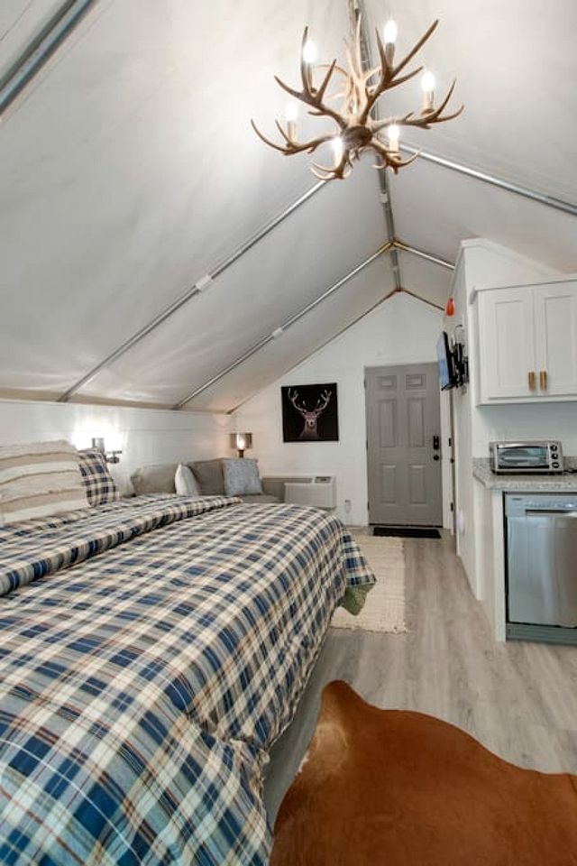 Luxury Glamping Tent with Jacuzzi on the Deck in Alabama