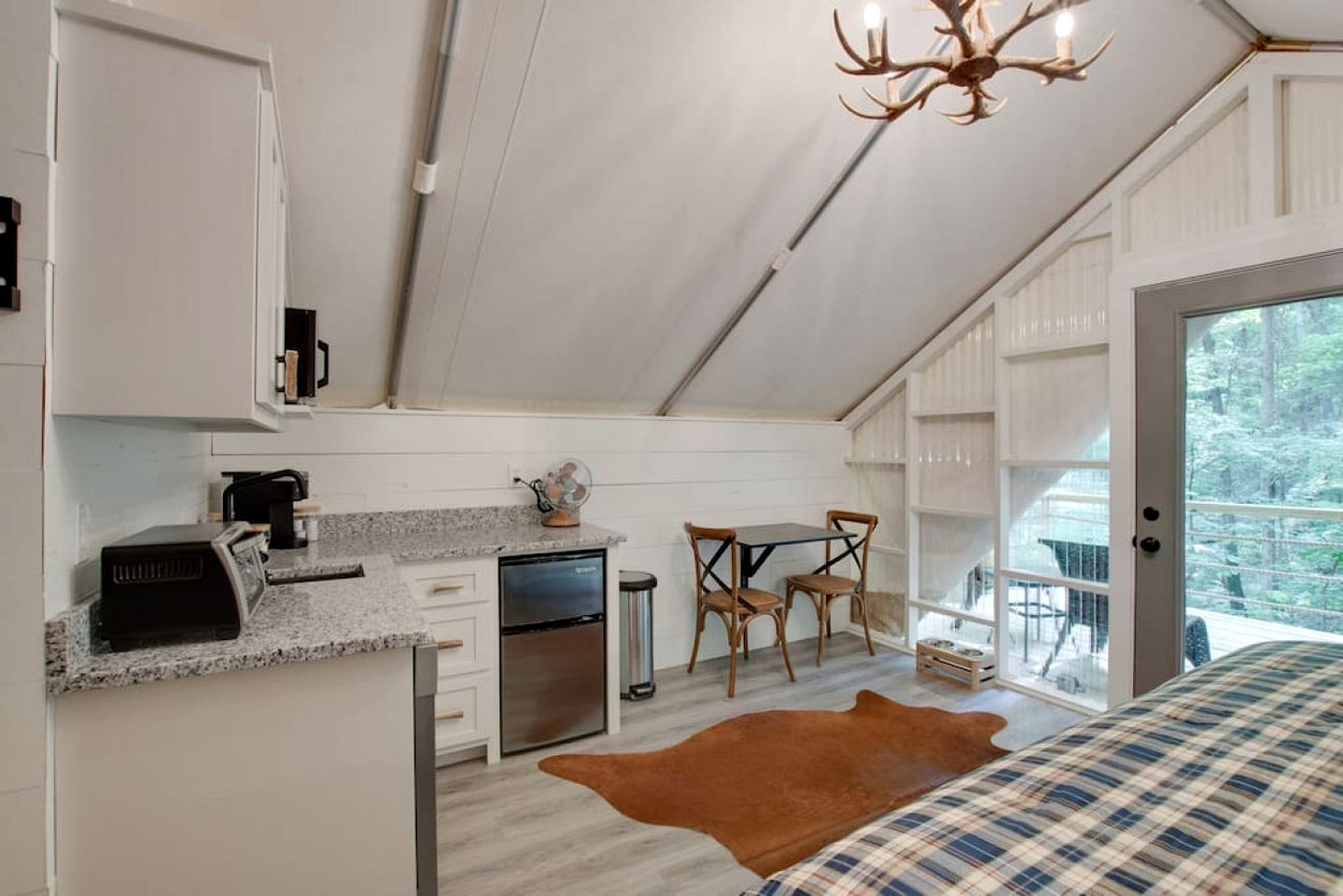 Luxury Glamping Tent with Jacuzzi on the Deck in Alabama