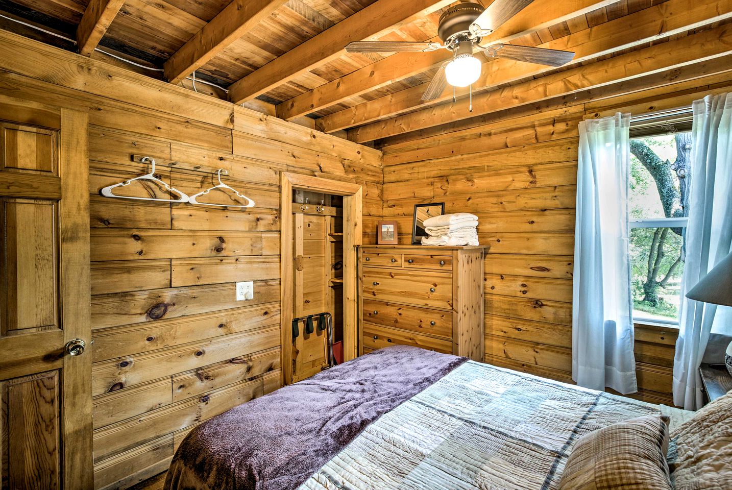 Cozy Bay front Cabin with Private Dock and Charming Outdoor Picnic Space in Hammond, New York