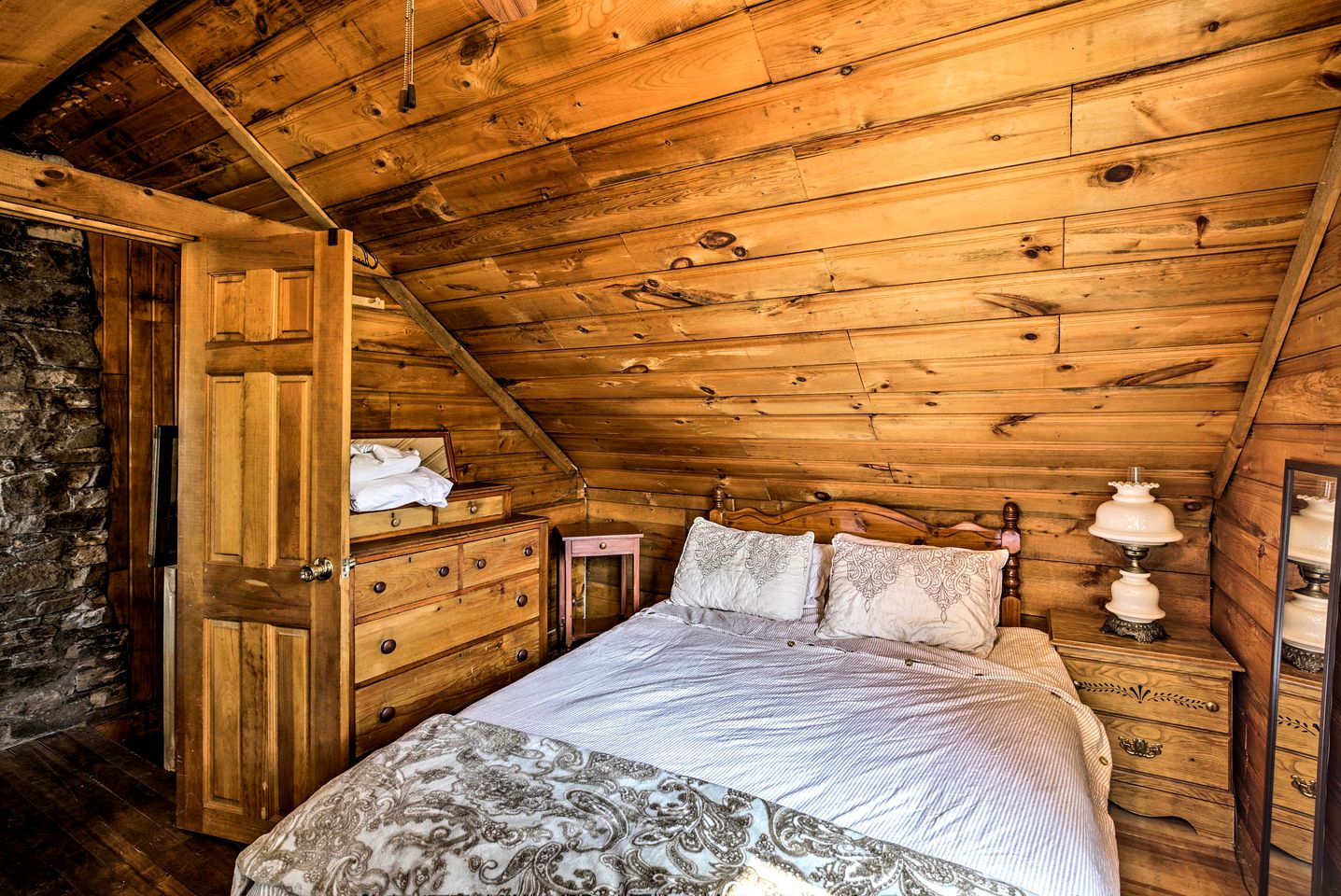 Cozy Bay front Cabin with Private Dock and Charming Outdoor Picnic Space in Hammond, New York