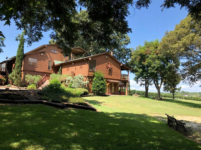 Cabins (Willis, Texas, United States)