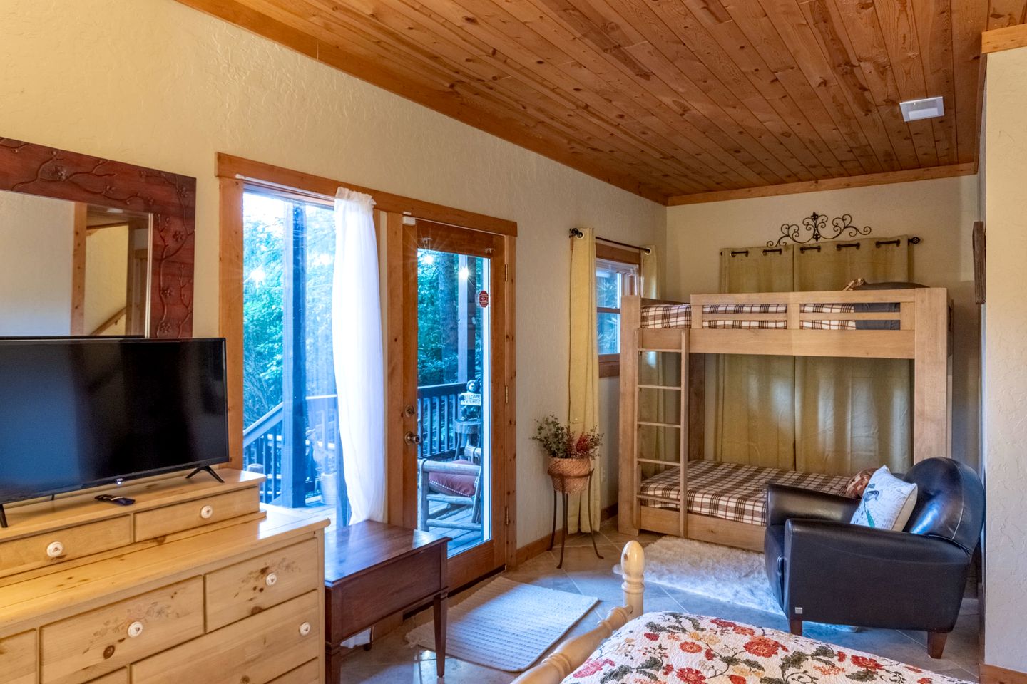 Scenic Mountain Cabin with Hot Tub, Game Room & Firepit near Silver Run Falls – Cashiers, NC