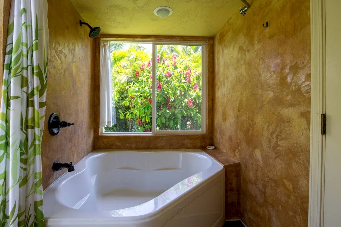 Serene Cottage Rental Ideal for Glamping in Hawaii