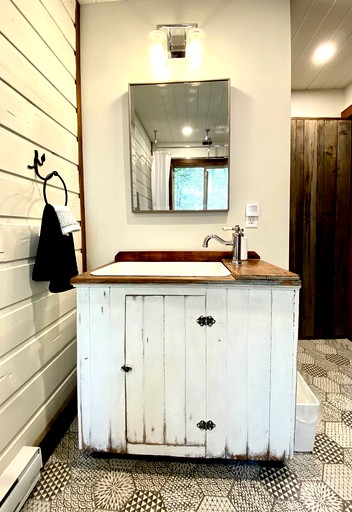 Cabins (Balmoral, British Columbia, Canada)