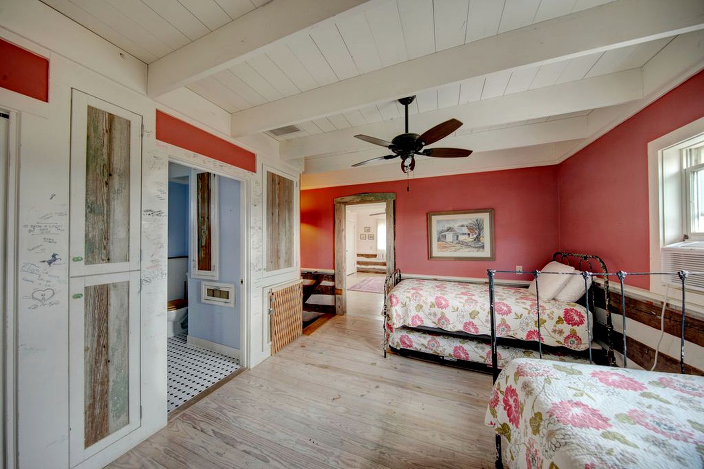 1800's Antique Log Cabin with Modern Amenities near Fredericksburg and Kerrville, Texas