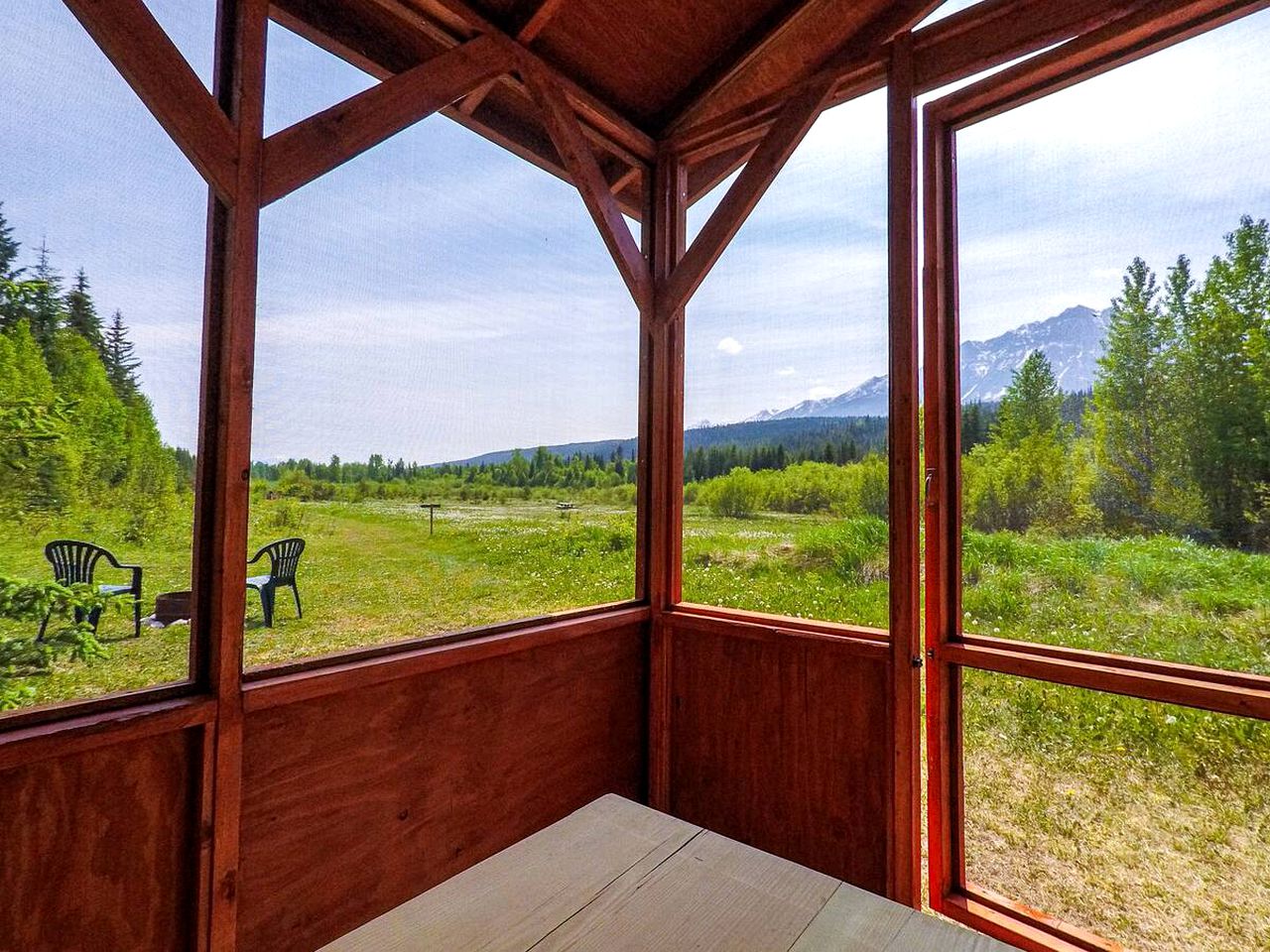 Lovely Columbia Valley Accommodation at a Dogsled Retreat