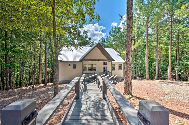 This luxury Broken Bow cabin is perfect for guests looking to go glamping in Oklahoma