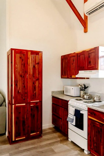 Cabins (Austin, Texas, United States of America)