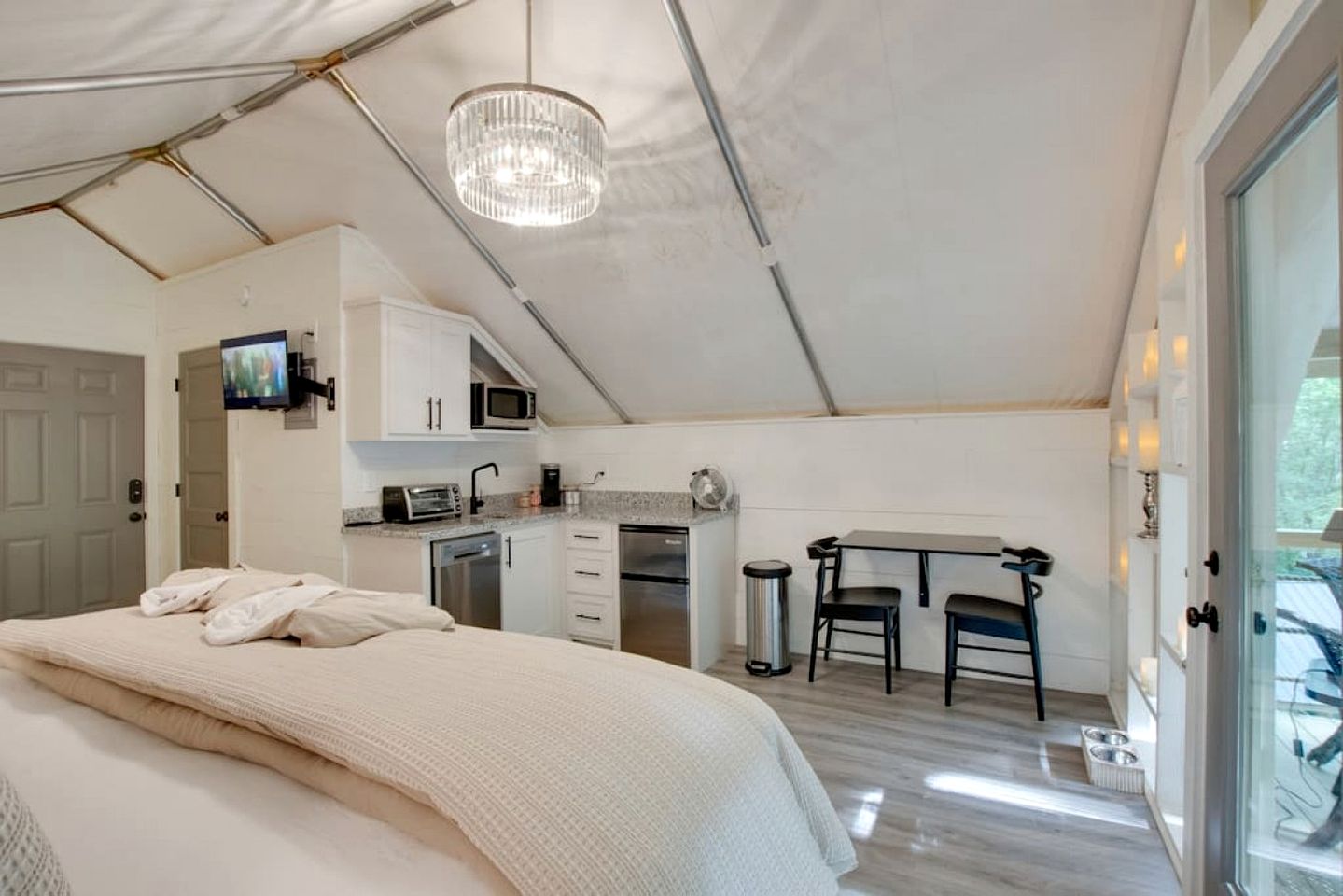 Gorgeous Tented Cabin and Sauna and Hot-tub in Scottsboro, Alabama