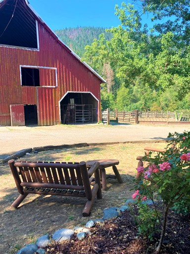 Barns (Jacksonville, Oregon, United States of America)