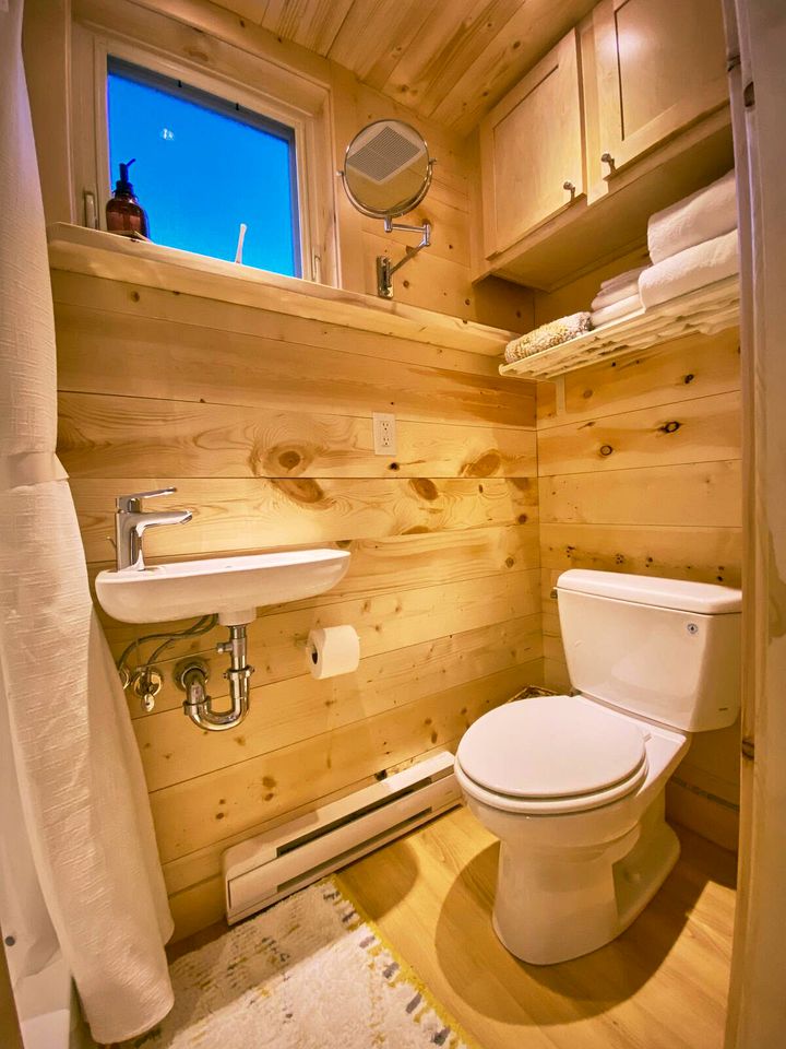 Bougie Tiny Home with Mountain Views, Hot Tub, Just 2 miles to Black Rock Hot Springs, NM