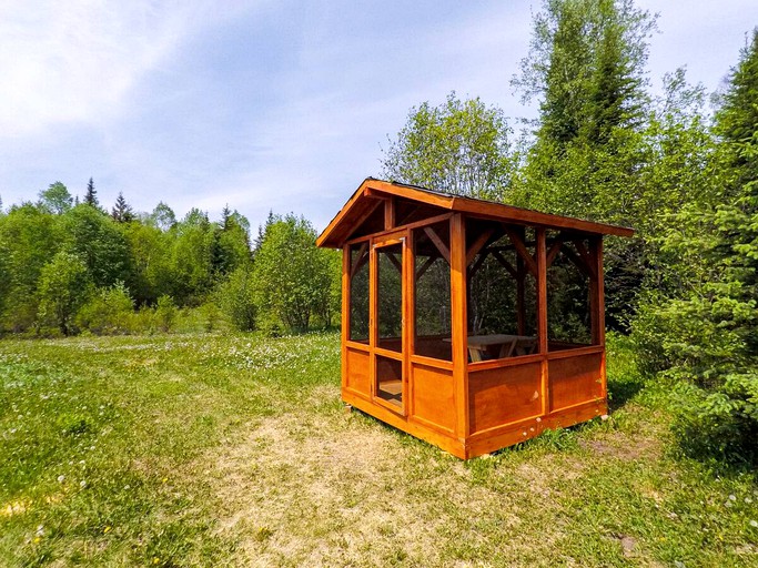 Cabins (Golden, British Columbia, Canada)