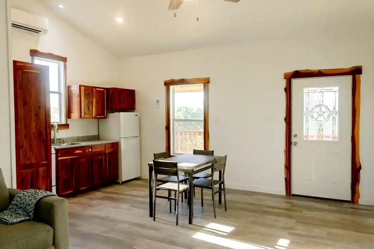 Cabins (Austin, Texas, United States of America)