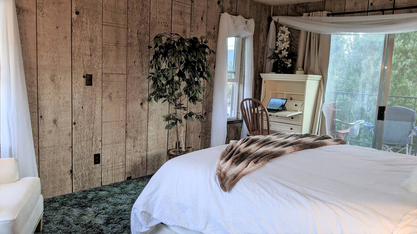 Pet-Friendly Cabin Rental near Mount Shasta for Glamping in Northern California