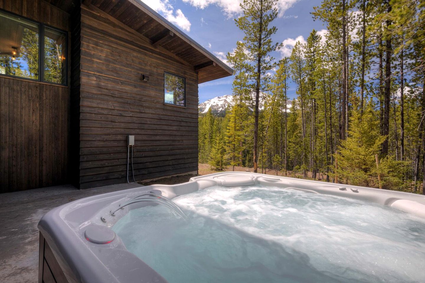 Stunning Contemporary Cabin with Hot Tub and Mountain Views near Yellowstone in Big Sky, Montana