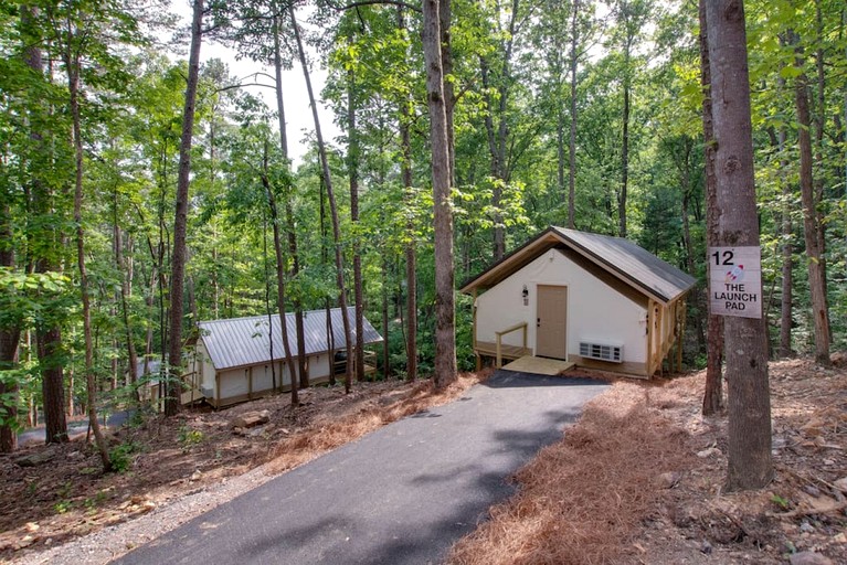Beautiful Tented Cabin Surrounded by Nature and Hot-tub Provided in Scottsboro, Alabama