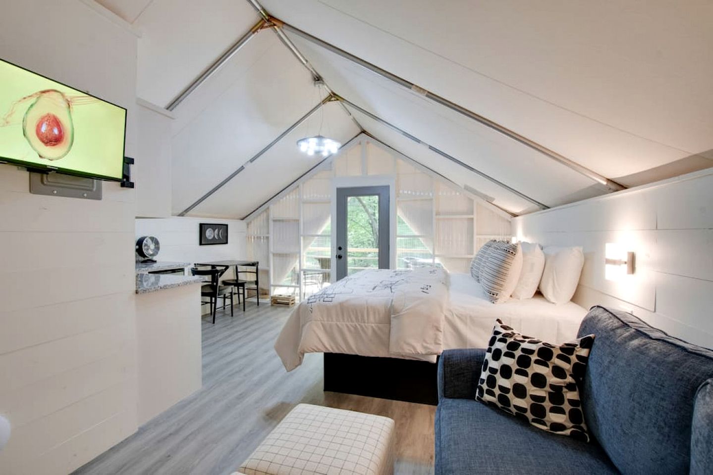 Beautiful Tented Cabin Surrounded by Nature and Hot-tub Provided in Scottsboro, Alabama