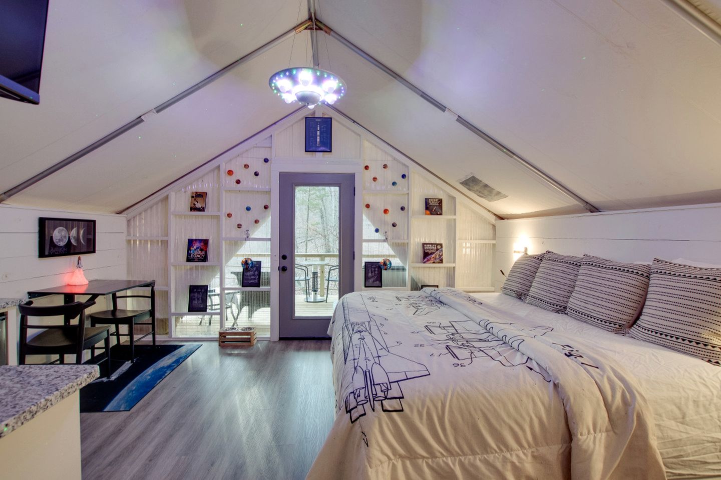 Beautiful Tented Cabin Surrounded by Nature and Hot-tub Provided in Scottsboro, Alabama