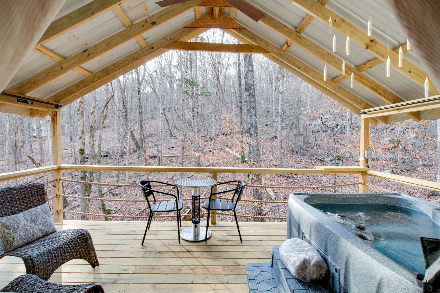 Beautiful Tented Cabin Surrounded by Nature and Hot-tub Provided in Scottsboro, Alabama