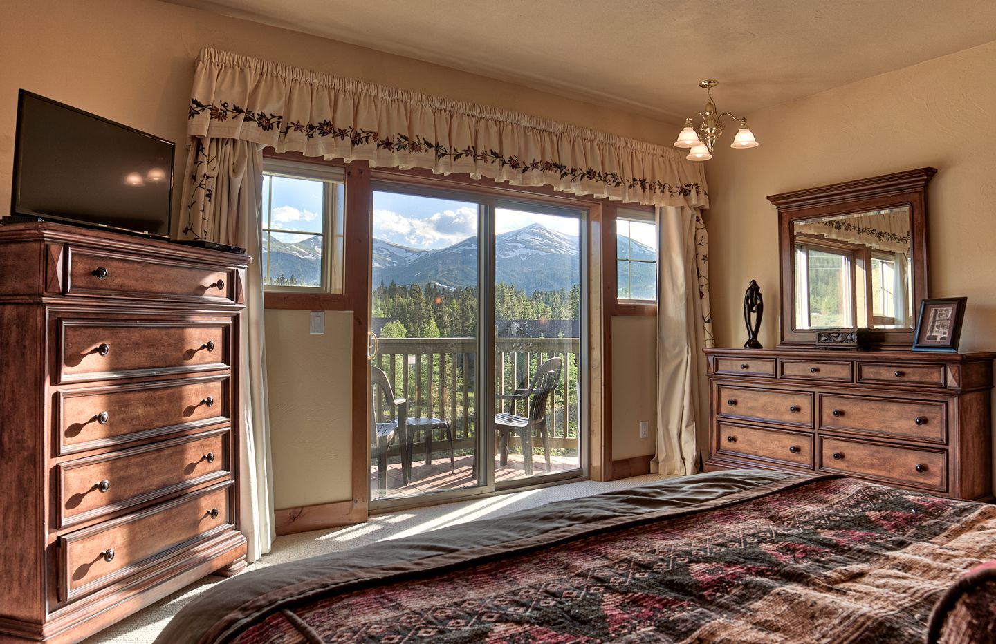 Regal Breckenridge Cabin with a Hot Tub