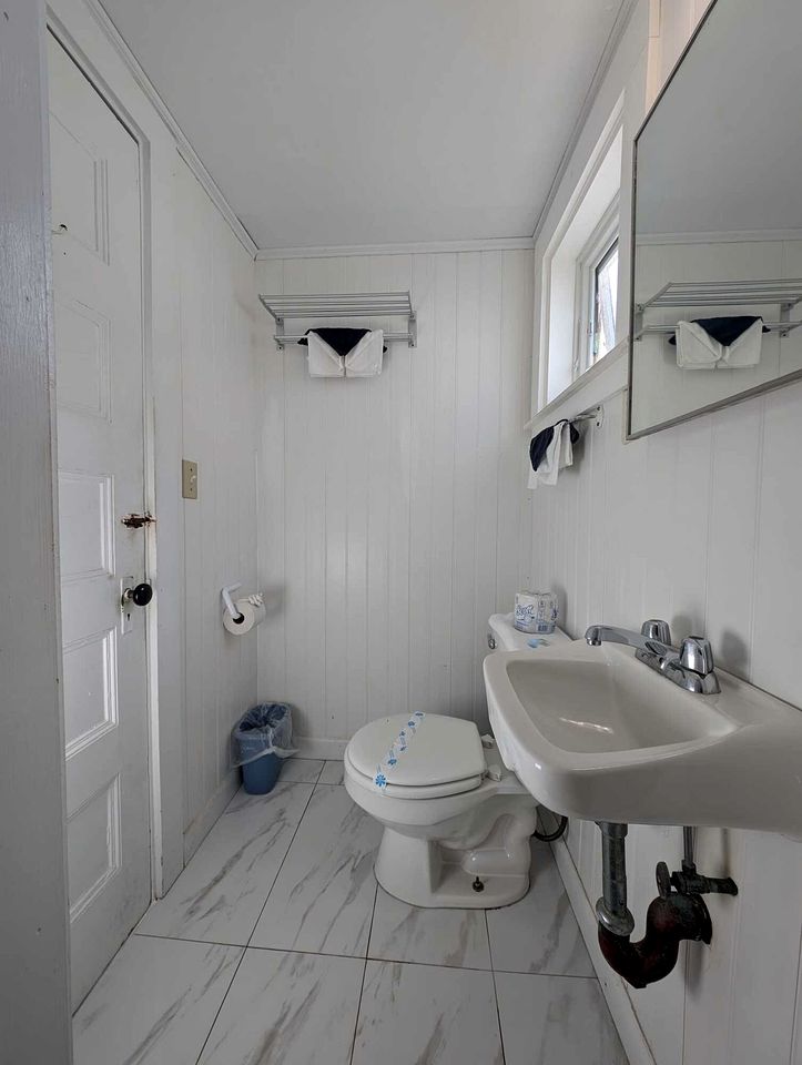 Intimate Seaside Stay with Sunset Views in North Truro, Massachusetts