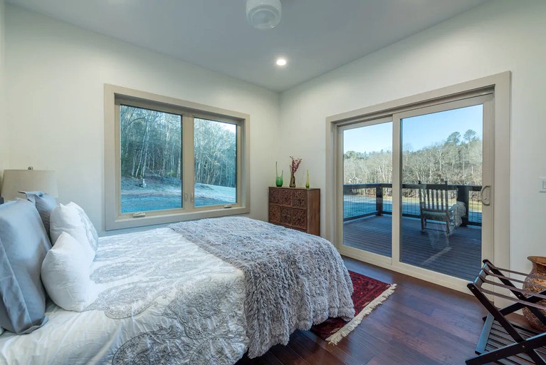 Cabins (Mars Hill, North Carolina, United States of America)