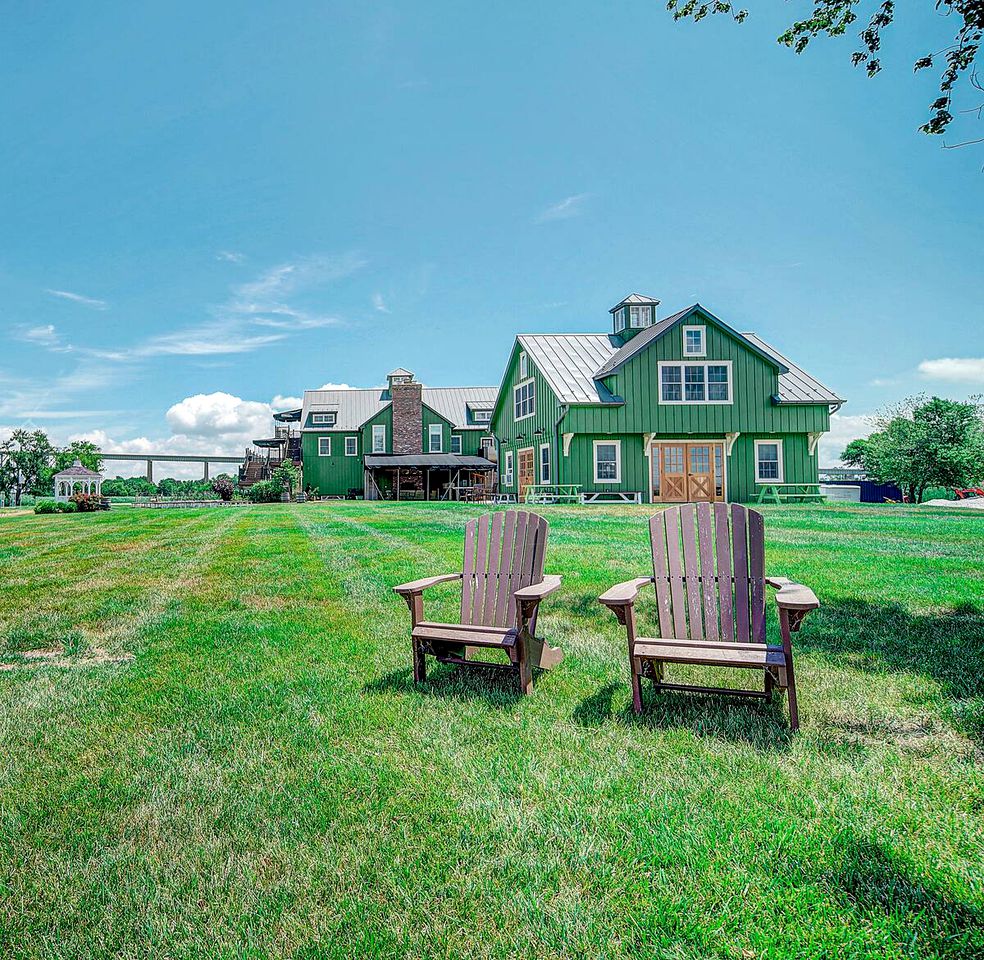 Waterfront Barn Accommodation Ideal for a Weekend Getaway from Philadelphia
