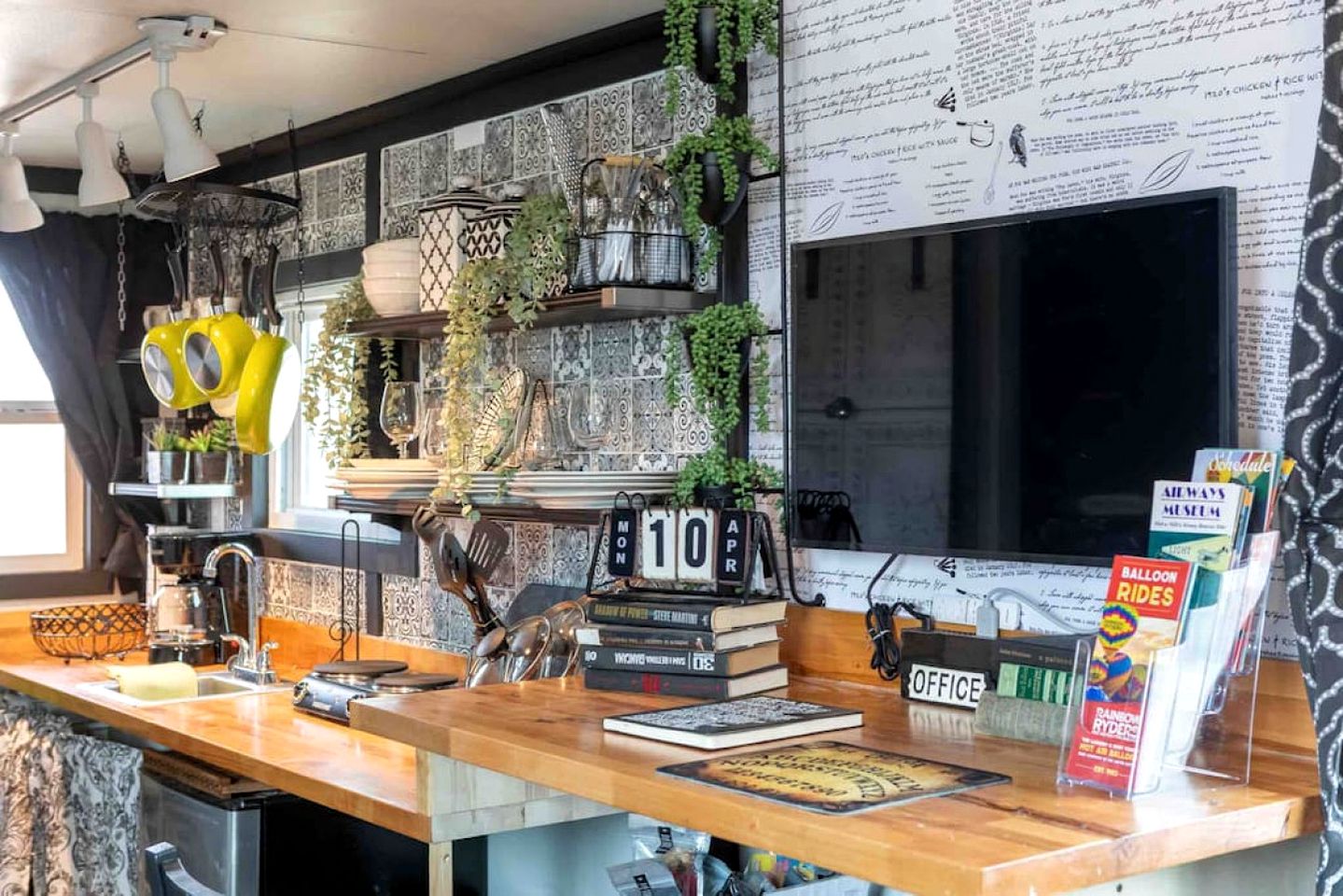 Tiny House Retreat: Pet-Friendly Haven with Fantastic Lake Views in Henshaw, CA