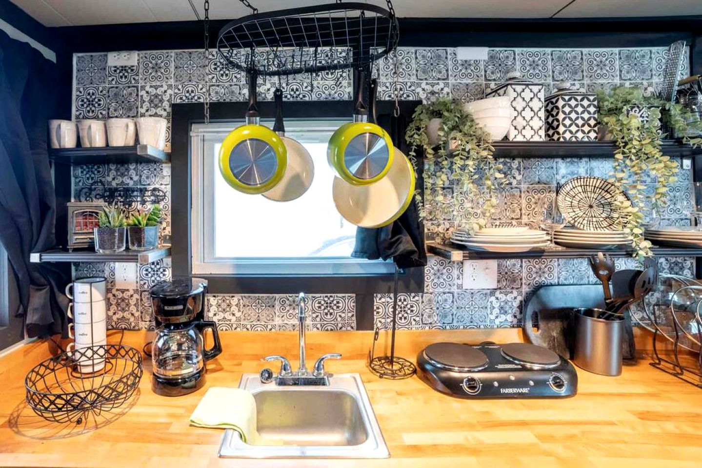 Tiny House Retreat: Pet-Friendly Haven with Fantastic Lake Views in Henshaw, CA