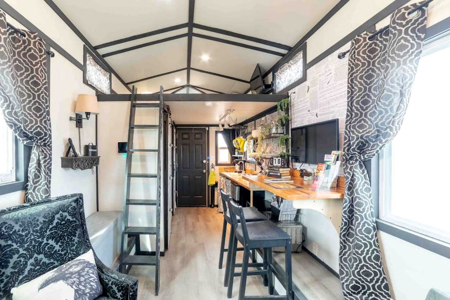 Tiny House Retreat: Pet-Friendly Haven with Fantastic Lake Views in Henshaw, CA