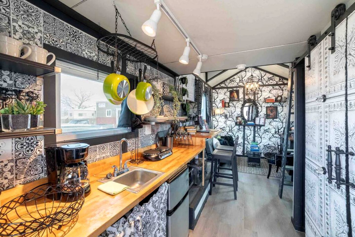 Tiny House Retreat: Pet-Friendly Haven with Fantastic Lake Views in Henshaw, CA