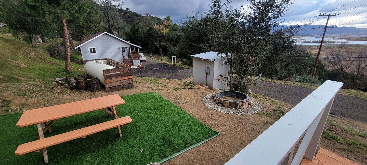 Tiny House Retreat: Pet-Friendly Haven with Fantastic Lake Views in Henshaw, CA