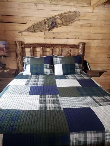 Pet Friendly Alaskan Cabin for Mountain Glamping in Wrangell St. Elias National Park and Preserve | Cabins (Nabesna, Alaska, United States of America)