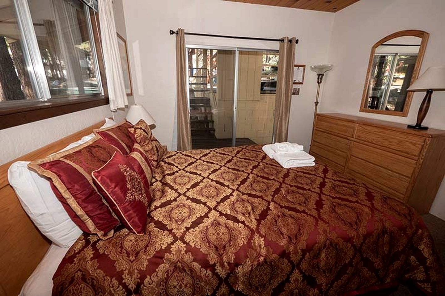 Delightful Rustic Cabin for Family and Group Getaways near Heavenly Ski Resort and Lake Tahoe, California