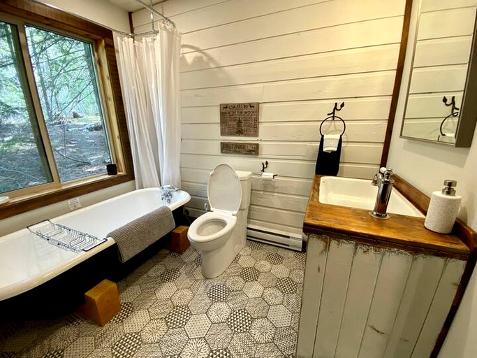 Cabins (Balmoral, British Columbia, Canada)