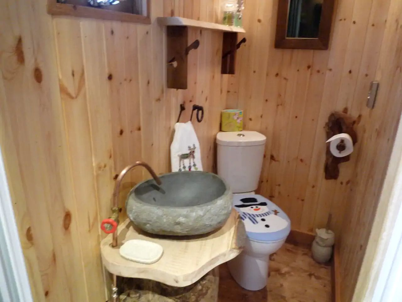 Romantic Shepherd's Hut Rental for Glamping in Scotland